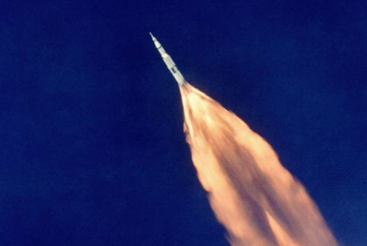 Apollo 11 - tàu vũ trụ đầu tiên đưa con người đến Mặt Trăng phóng từ Cape Canaveral và được quan sát từ máy EC-135N của Không quân Mỹ.