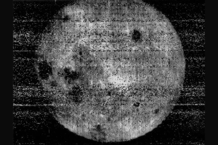 Tàu vũ trụ Luna 3 của Liên Xô đã gửi về những hình ảnh đầu tiên của Mặt Trăng. Hình ảnh này được chụp ngày 7/10/1959 ở khoảng cách 63.500 km. Tổng cộng đã có 29 bức ảnh được chụp trong sứ mệnh thăm dò Mặt Trăng này.