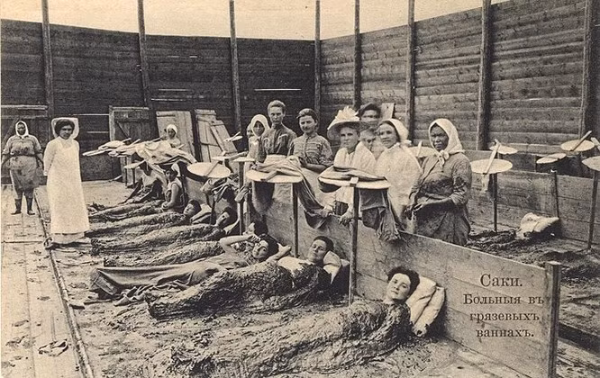 6. Tắm bùn bằng phân cá sấu: Có nhiều người tin rằng bùn có thể trị liệu và thư giãn da, khớp và cơ bắp, nhưng người Hy Lạp và La Mã cổ đại còn cực đoan hơn. Họ tin rằng chất thải của một số động vật có một số đặc tính chống lão hóa và một trong những phương pháp điều trị phổ biến nhất là tắm trong hỗn hợp của bùn và phân cá sấu.