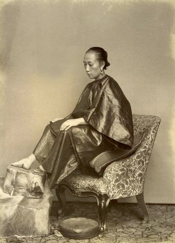 5. Gót chân sen: Ở Trung Quốc, việc bó chân bắt đầu vào thế kỷ thứ 10 khi Hoàng đế Lý Dục yêu cầu vũ nữ Yểu Nương bó chân theo hình dạng mặt trăng và nhảy múa bằng ngón chân. Hoàng đế rất thích thú và sau đó các vũ nữ khác bắt đầu làm điều tương tự để cố gắng thu hút sự chú ý của Hoàng đế. Không lâu sau tục bó chân này trở nên phổ biến ở Trung Quốc đến thế kỷ 19, 40-50% phụ nữ bó chân. Trong khi với giới thượng lưu, con số này là gần 100%. Bàn chân nhỏ cũng ảnh hưởng đến khả năng kết tìm được đối tượng và kết hôn của các cô gái.