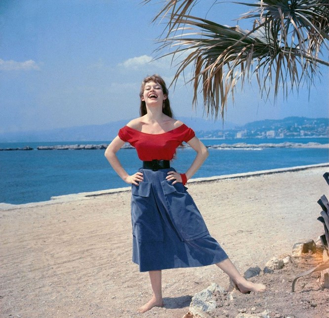 2. Loại bỏ xương sườn cho vòng eo nhỏ hơn: Không phải người phụ nữ nào cũng may mắn sở hữu vòng eo nhỏ. Vòng eo con kiến luôn được coi là nữ tính và trong thời Victoria. Nhiều người thường làm cho vòng eo nhỏ hơn bằng cách mặc áo nịt ngực. Một số người tìm đến giải pháp cực đoan như loại bỏ một số xương sườn của chính mình.