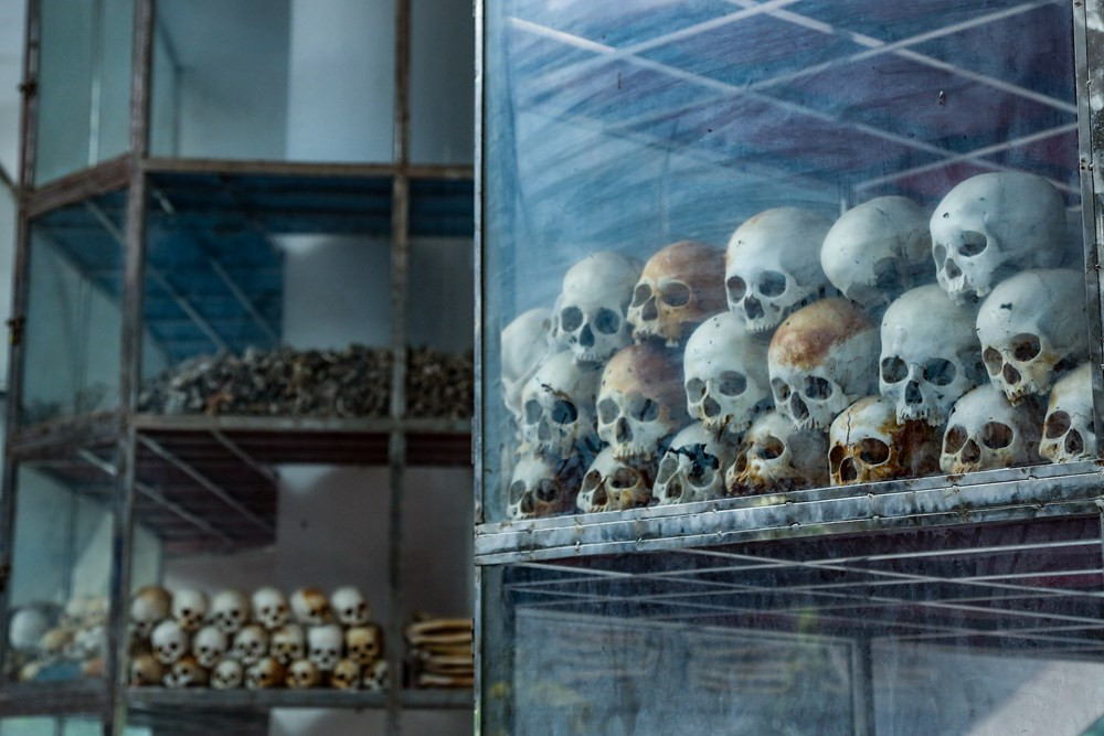 Phần lớn nạn nhân bị bắn, chém, chặt đầu. Nhiều phụ nữ bị hãm hiếp, bị đóng cọc vào chỗ kín, trẻ em thì bị đâm lê trước khi giết chết hoặc xé đôi người, nắm hai chân đập đầu vào gốc cây. (Ảnh: Minh Sơn/Vietnam+)