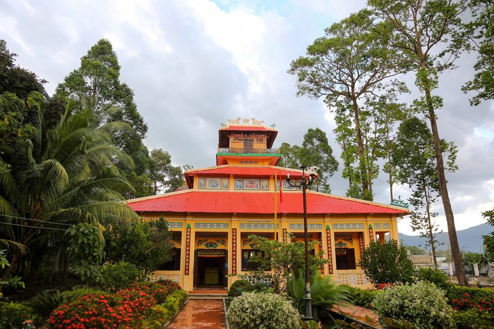 Chùa Phi Lai nằm ngay dưới chân núi Tượng, quả núi nằm trọn trong lòng thị xã Ba Chúc (Tri Tôn, An Giang). Ngày 18/4/1978, Pol Pot tràn vào bao vây chùa Phi Lai và một cuộc hành quyết kinh thiên động địa đã diễn ra tại ngôi chùa này. (Ảnh: Minh Sơn/Vietnam+)