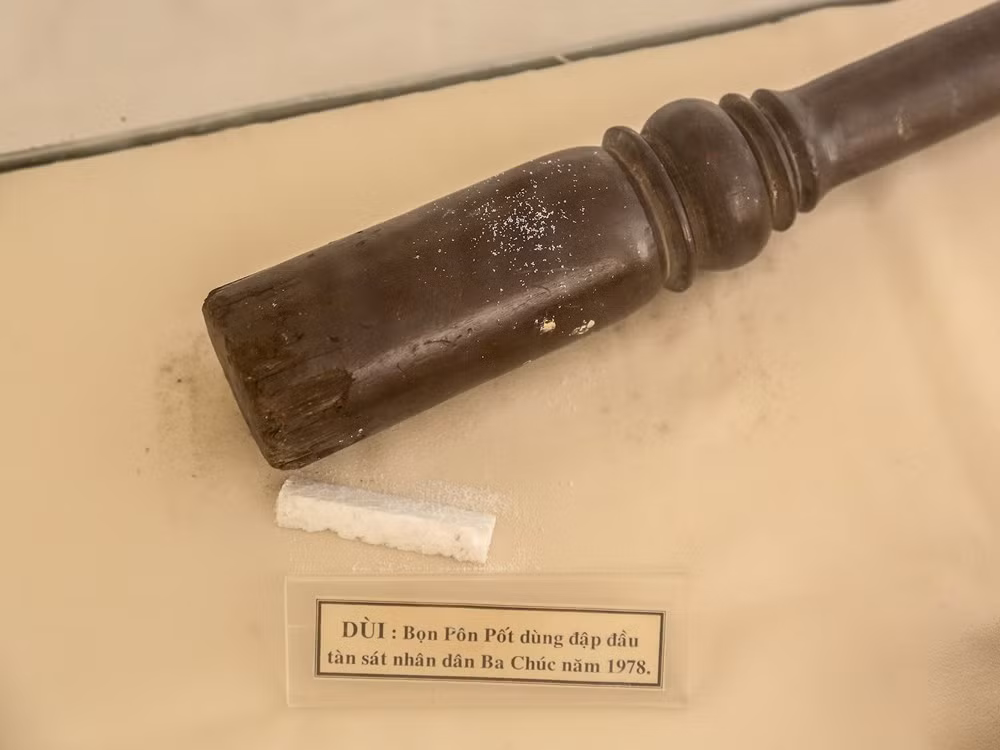 Trong ảnh là cây dùi gỗ mà Pol Pot dùng để đập vào đầu, tàn sát người dân Ba Chúc. Dấu vết của những cuộc hành hình năm xưa giờ vẫn còn vẹn nguyên ở những vết chày xước ăn sâu vào đầu chiếc dùi đen đúa ấy. (Ảnh: Minh Sơn/Vietnam+)