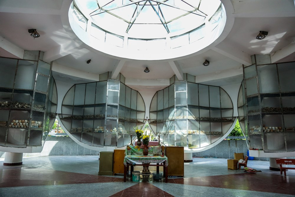 Ngày 18 tháng 4 năm 1978, Pol Pot tràn vào Ba Chúc, thẳng tay chém giết những dân thường vô tội. Chỉ trong vòng 12 ngày đêm, hơn 3.000 thường dân đã bị hành quyết dã man. Chỉ có duy nhất 3 người còn sống sót sau vụ thảm sát ấy. Năm 1979, chính quyền và nhân dân An Giang đã xây dựng tại đây một quần thể chứng tích tội ác của Pol Pot, bao gồm 7 hạng mục: nhà mồ, bia căm thù, nhà truyền thống, nhà thủy tạ, hồ sen, nhà khách và vòng rào. (Ảnh: Minh Sơn/Vietnam+)