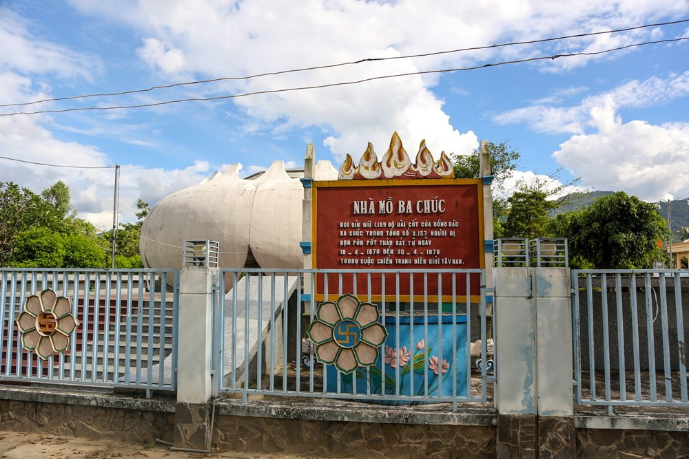 40 năm sau khi cuộc chiến tranh biên giới Tây Nam và chiến tranh chống lại chế độ diệt chủng Pol Pot kết thúc, một ngôi nhà mồ đã được dựng lên chứa 1.159 bộ hài cốt thường dân đã bị sát hại dã man. Cách thị trấn Châu Đốc hơn 40 km về phía Tây Nam, Nhà mồ Ba Chúc mang vẻ trầm lặng bao trùm lên những chứng tích đau thương còn lại thời kỳ diệt chủng Pol Pot. (Ảnh: Minh Sơn/Vietnam+).