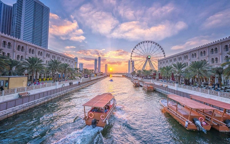 Sharjah, Các tiểu Vương quốc Ả Rập Thống nhất: Nếu Abu Dhabi và Dubai là hai trong số những trung tâm văn hóa nổi tiếng và thu hút du khách nhất của các tiểu vương quốc Ả Rập thống nhất thì năm nay, du khách có thể khám phá một phần khác của UAE, đó chính là Sharjah. Tiểu vương quốc nhỏ bé này chỉ cách trung tâm Dubai khoảng 20 phút đi xe. Nơi đây đang dần trở thành một điểm đến nghệ thuật quốc tế, là nơi sở hữu một số bảo tàng đẳng cấp quốc tế.