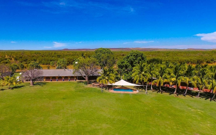 Bắc Australia: Vùng đất phía Bắc của Austrlia được biết đến với vẻ đẹp hoang sơ cùng những di tích giàu truyền thống lịch sử, văn hóa của thổ dân khiến nhiều du khách từng lạc lối. Không chỉ nổi tiếng với thành phố Darwin sôi động, nơi đây còn hấp dẫn du khách bởi thiên nhiên rộng lớn và phong phú.