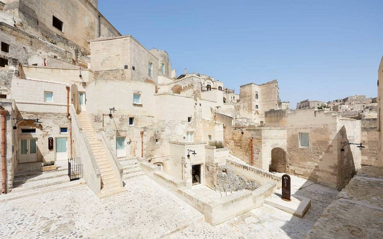 Matera, Italy: Thành phố của nước Ý nổi tiếng với các kiến trúc Sassi màu trắng nằm trên đồi đá vôi. Việc thông báo thành phố Matera sẽ là Thủ đô văn hóa của Châu Âu 2019 vào thời điểm 4 năm trước đã báo hiệu và mở ra một kỉ nguyên mới thúc đẩy sự phát triển của du lịch. Khi đến với Matera, bạn chắc chắn không thể bỏ lỡ bảo tàng Casa Noha, nơi đây sẽ cho bạn một cái nhìn tổng quan về thành phố trước đây. Hãy dành một buổi chiều để thưởng thức món ăn truyền thống tại nhà hàng Cook'n Fun at Mary's. Sau đó, bạn có thể khám phá những hang động trắng tinh rồi tiếp nối sau đó là một buổi tối tại thị trấn mới trên đỉnh đồi.