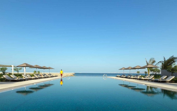 Oman: Điều làm cho người ta ấn tượng mạnh mẽ với thành phố này là sự tương phản. Đến với Oman, du khách có thể tản bộ trên Corniche - con đường đặc biệt nằm dọc theo biển và chạy ngang qua Muttrah, nối khu Ruwi với khu trung tâm Muscat. Sẽ thật tuyệt nếu du khách có thể trải nghiệm cảm giác vừa tản bộ, vừa ngắm những đài phun nước, các ngôi nhà trắng nép mình bên núi, xinh xắn giữa bạt ngàn hoa lá như ở trong những câu chuyện thần thoại. Thủ đô Muscat là hiện thân của sự pha trộn giữa cổ xưa và hiện đại. Ở xa xa, những pháo đài, nhà thờ Hồi giáo, nổi bật trên nền cảnh thiên nhiên hùng vĩ.