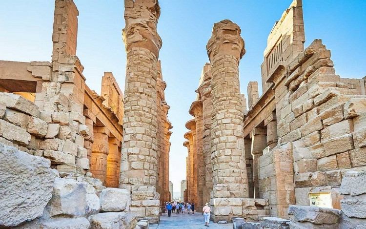 Ai Cập: Cuốn tiểu thuyết nổi tiếng "Án mạng trên sông Nile" sắp được chuyển thể thành phim đã tạo nên một cơn sốt mới cho du lịch Ai Cập. Tòa tháp 36 tầng có góc nhìn ra quảng trường Old Cairo và sông Nile vào mùa xuân sắp tới đây hứa hẹn sẽ thu hút đông đảo du khách tới tham quan. Nhiều công ty đang thiết kế tour kết hợp với đi thuyền trên sông, thăm các làng nghề thủ công và cưỡi lạc đà. Số vốn 1,1 tỉ USD được đầu tư vào bảo tàng Ai Cập đang trong quá trình xây dựng cũng là một hứa hẹn cho sự bùng nổ du lịch trong năm tới.