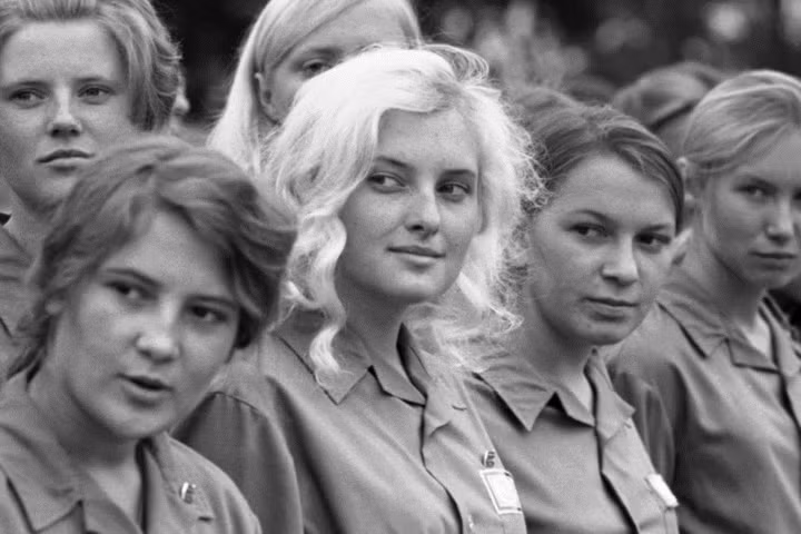 Một nhóm nữ sinh viên xây dựng thuộc Viện Kỹ thuật và Xây dựng Moscow năm 1974.