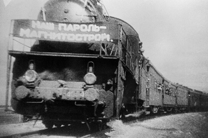 Lực lượng Komsomol xung kích trong xây dựng đất nước XHCN. Trong ảnh là đoàn tàu chở các đoàn viên Komsomol tới công trường xây dựng nhà máy sắt thép Magnitogorsk vào thập niên 1930.