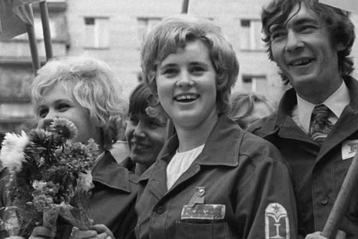 Các đoàn viên Komsomol tham gia tập hợp lực lượng trước khi tham gia xây dựng tuyến đường sắt trọng yếu Baikal-Amur. Tổ chức Komsomol giúp ban lãnh đạo Liên Xô huy động nhân lực cho nhiều dự án xây dựng và hạ tầng quan trọng.