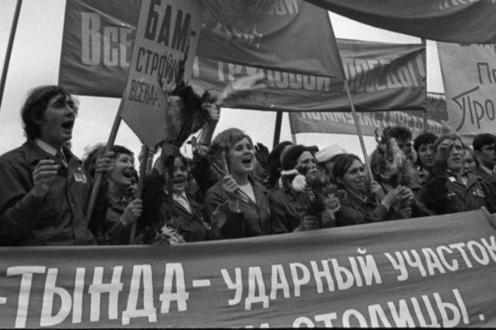 Đoàn viên cộng sản tham gia xây dựng tuyến đường Baikal-Amur dự mít tinh năm 1974.