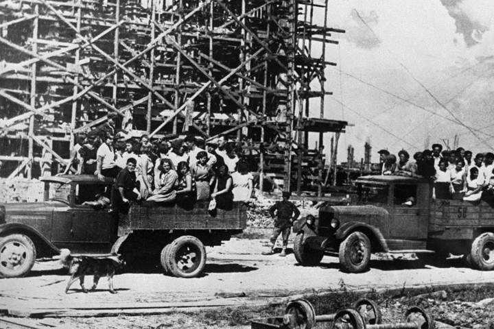 Đoàn viên thanh niên cộng sản Liên Xô tới một công trường nhà máy đóng tàu ở Komsomolsk-on-Amur vào tháng 5/1937.