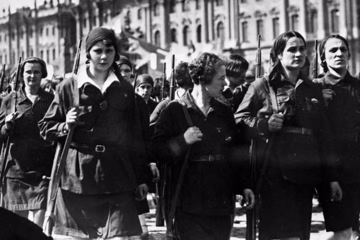 Đoàn viên Đoàn Cộng sản Lenin toàn Liên Xô tham gia diễu hành Ngày Quốc tế Lao động vào thập niên 1930.