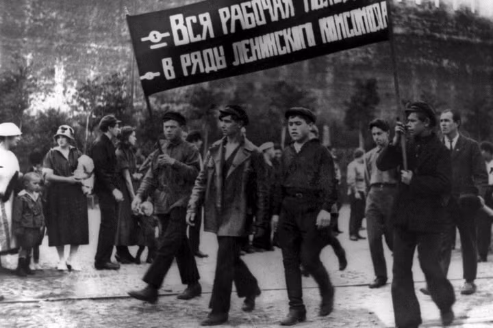 Đoàn viên Komsomol diễu hành qua Quảng trường Đỏ vào ngày Quốc tế Lao động năm 1924.