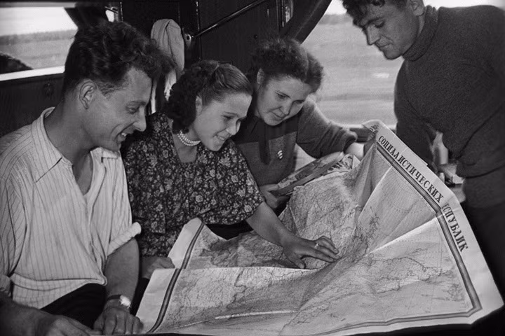 Nam nữ đoàn viên Komsomol hứng khởi đến với các dự án xây dựng ở Norilsk.