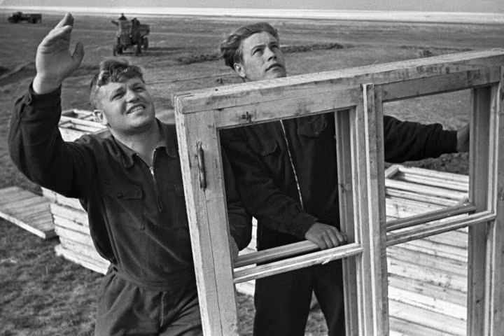 Đoàn viên cộng sản Liên Xô xây nhà tại Nông trang nhà nước Yuri Gagarin ở Kazakhstan năm 1961.