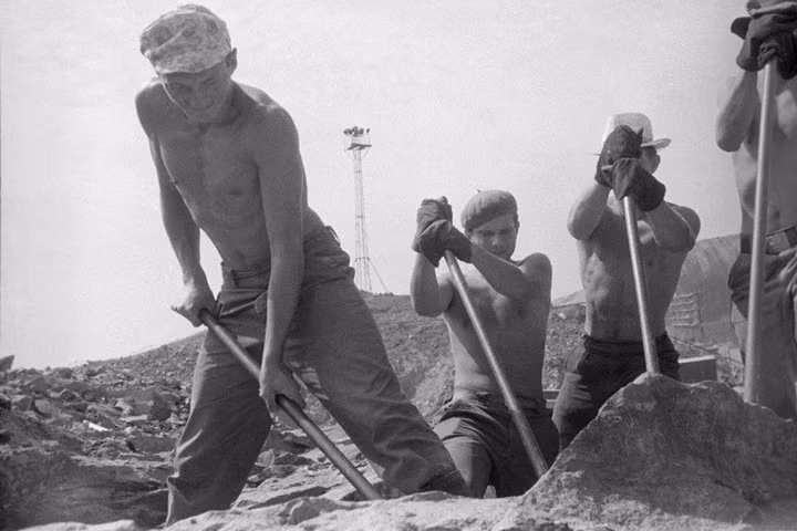 Lao động XHCN của một đội xây dựng gồm các sinh viên đến từ Viện Công nghệ Hàng không Moscow năm 1968.