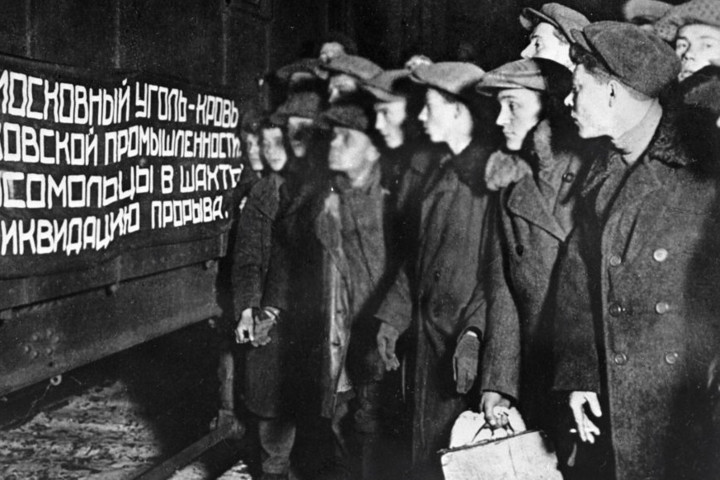 Một nhóm thành viên Komsomol trước khi đi tới vùng than Moscow, vào năm 1930.