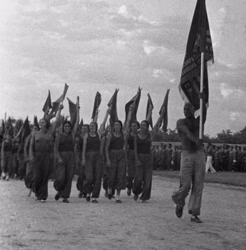 Đoàn diễu hành của các giáo viên thể dục ở Ashgabat, Turkmenistan vào năm 1939.