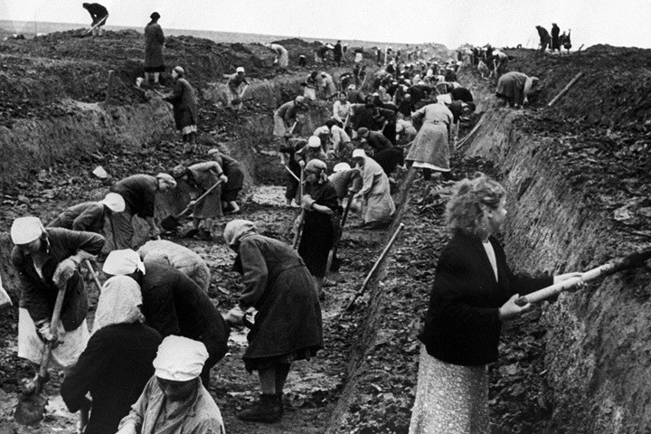 Đoàn viên Komsomol xây dựng công sự gần Moscow vào tháng 7/1941 trong bối cảnh nước Đức Quốc xã vừa phát động chiến tranh xâm lược Liên Xô.