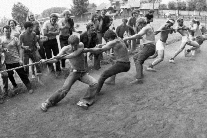 Sinh viên Đại học Quốc gia Moscow tổ chức thi thể thao vào năm 1976. Họ là những người tham gia một dự án xây dựng.