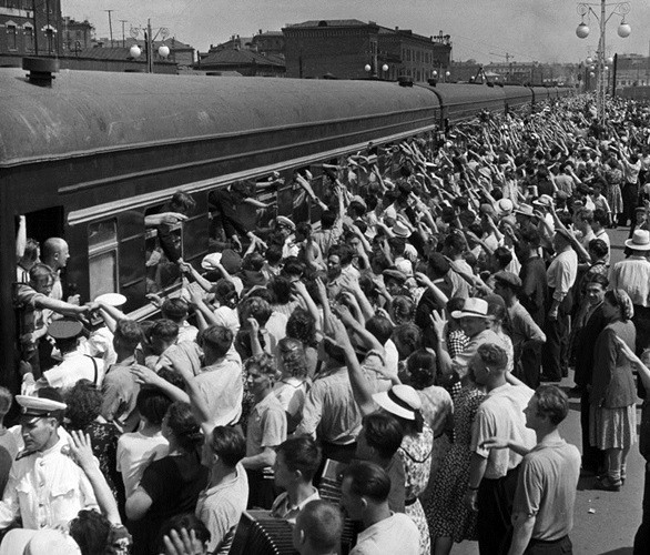 Lên tàu tới các dự án xây dựng ở Norilsk, Nga, vào mùa hè 1956.