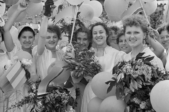 Các bạn trẻ tham gia vào sự kiện Ngày Thanh niên Xô viết ở Moscow năm 1959.