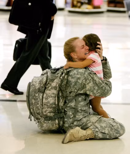 Terri Gurrola đoàn tụ với con gái sau 7 tháng phục vụ trong quân đội Mỹ làm nhiệm vụ ở Iraq.