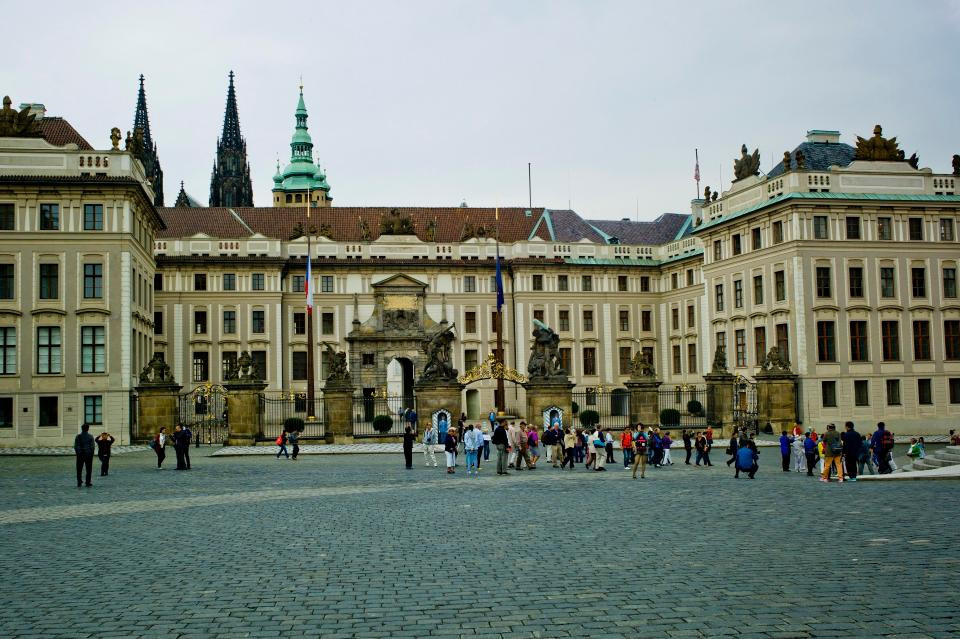 Giống nhiều công trình kiến trúc tiêu biểu của Châu Âu luôn thu hút khách thập phương, cung điện Prague không chỉ được yêu thích bởi kiến trúc độc đáo mà còn bởi là chứng nhân lịch sử quan trọng của Châu Âu trong thế kỷ 20.