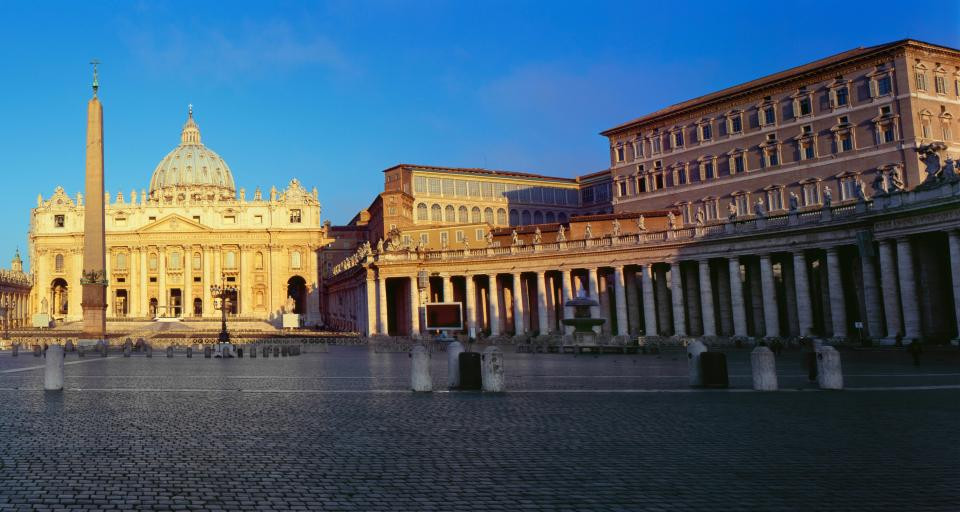 Khu vực quảng trường Thánh Peter trong địa phận Vatican. Các địa danh nổi tiếng ở Vatican từng xuất hiện trong tiểu thuyết ăn khách của nhà văn Mỹ Dan Brown càng khiến quốc gia này trở nên hấp dẫn trong mắt mọi người.