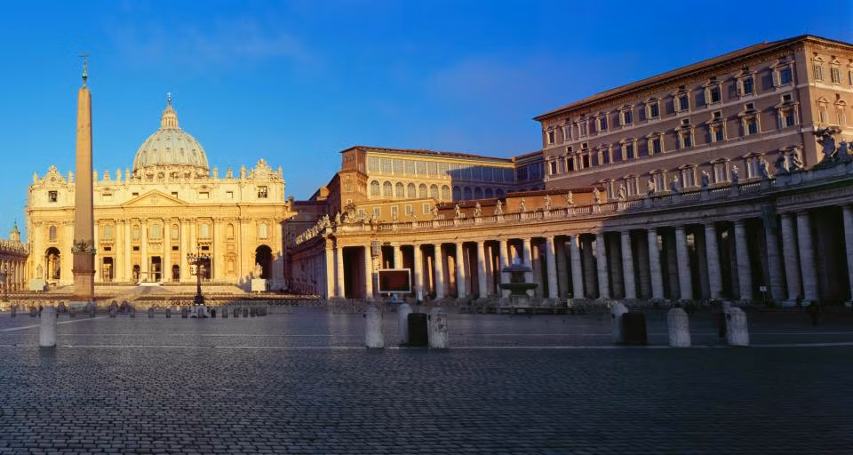 Khu vực quảng trường Thánh Peter trong địa phận Vatican. Các địa danh nổi tiếng ở Vatican từng xuất hiện trong tiểu thuyết ăn khách của nhà văn Mỹ Dan Brown càng khiến quốc gia này trở nên hấp dẫn trong mắt mọi người.