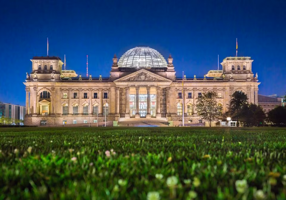 Sau khi bị hủy hoại nặng nề trong một trận hỏa hoạn khi Hitler đứng lên nắm quyền vào năm 1933, tòa nhà Reichstag được cải tạo lại và có nhiều điểm khác biệt so với thiết kế gốc.