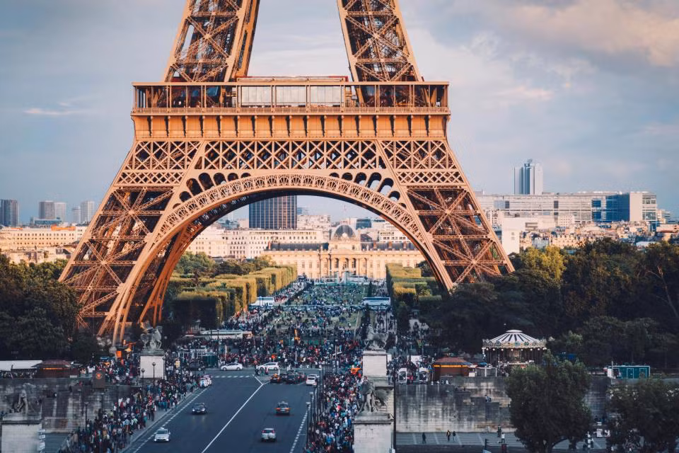 Hiện tại, tháp Eiffel vẫn duy trì độ nổi tiếng của mình, trở thành dấu ấn riêng biệt của “kinh đô ánh sáng”. Du khách đến thăm xứ sở lục lăng luôn mong đợi ngắm nhìn tháp Eiffel tận mắt, minh chứng cho điều đó là khu vực xung quanh tháp lúc nào cũng đông nghịt du khách.