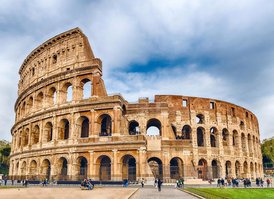 Được xây dựng từ thời La Mã cổ đại, trải qua bao thăng trầm của lịch sử, công trình 2.000 năm tuổi vẫn đứng sừng sừng, hiên ngang giữa trời, trở thành biểu tượng của thành Rome hào hùng.