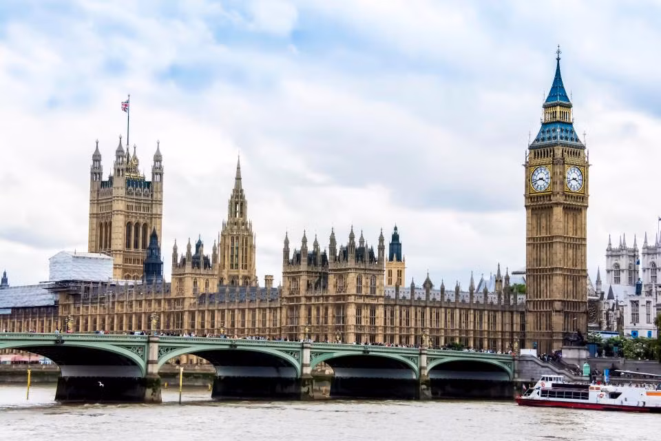 100 năm sau, sông Thames vẫn tấp nập các du thuyền chở du khách tham quan, vãn cảnh thành phố. Việc đi lại giữa 2 bờ cũng trở nên dễ dàng hơn nhờ cây cầu đi bộ Westminster vắt qua sông. Lá cờ quốc kỳ Anh trên đỉnh cung điện vẫn tung bay sau hơn 1 thế kỷ.