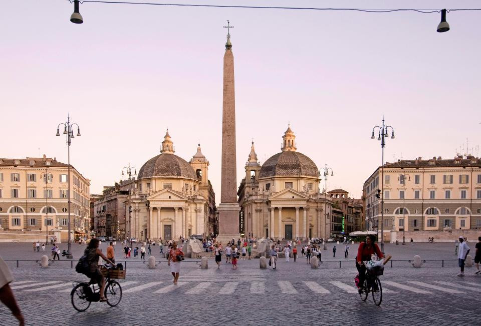 Các công trình kiến trúc nổi bật ở Châu Âu hầu như đều giữ được vẻ nguyên bản dù từng trải qua 2 cuộc chiến tranh thế giới ác liệt và tàn khốc trong thế kỷ 20. Bên cạnh đấu trường La Mã và đài phun nước Trevi, ai đến Rome cũng mong muốn được ghé thăm quảng trường Pizza del Popolo.