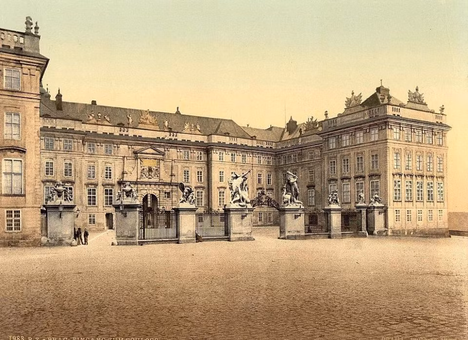 Prague (Cộng hòa Séc): Cổng vào trước cung điện Prague tại thủ đô của cộng hòa Séc. Là một trong các tòa lâu đài lớn nhất thế giới, cung điện Prague được mệnh danh là viên ngọc của Châu Âu. Giai đoạn chuyển giao sang thế kỷ 20, khu vực thành phố nơi tòa lâu đài tọa lạc vẫn thuộc đế chế Áo – Hung.