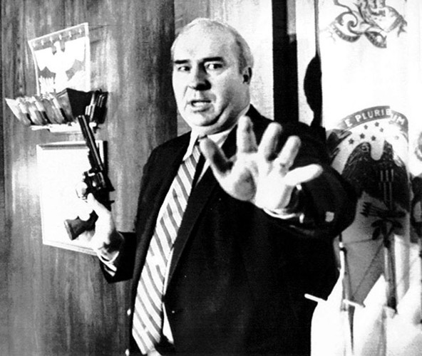 R. Budd Dwyer từng là thủ quỹ bang Pennsylvania từ năm 1981 - 1987 trước khi bị cáo buộc tham nhũng và gian lận thuế. Ông Dwyer sau đó đã tự tử trong phiên tòa xét xử được tường thuật trên ti vi trước sự chứng kiến của hàng triệu người/.