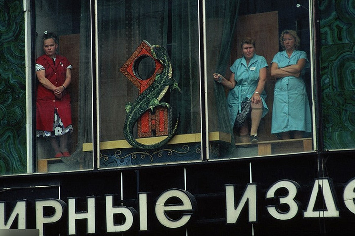 Ba nữ nhân viên tại một cửa hàng bách hóa Moscow theo dõi lễ tang một số người thiệt mạng trong cuộc đảo chính nói trên.