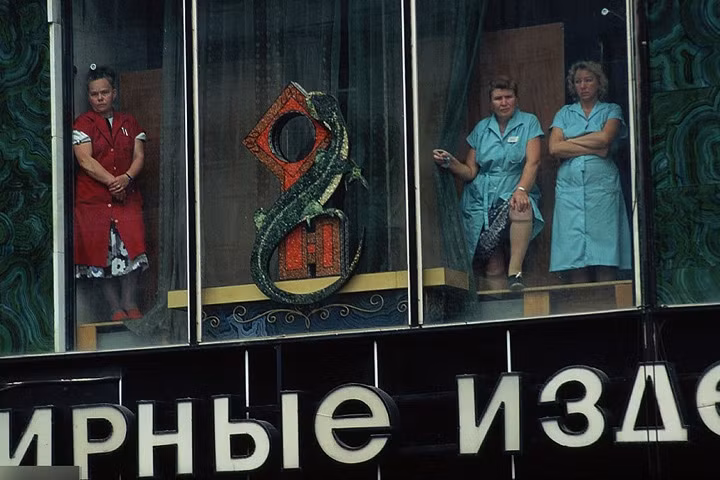 Ba nữ nhân viên tại một cửa hàng bách hóa Moscow theo dõi lễ tang một số người thiệt mạng trong cuộc đảo chính nói trên.