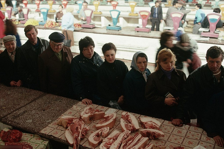 Hàng dài người tại Novokuznetsk đợi chờ mua thịt muối và các loại thịt khác ở chợ do nhà nước điều hành.