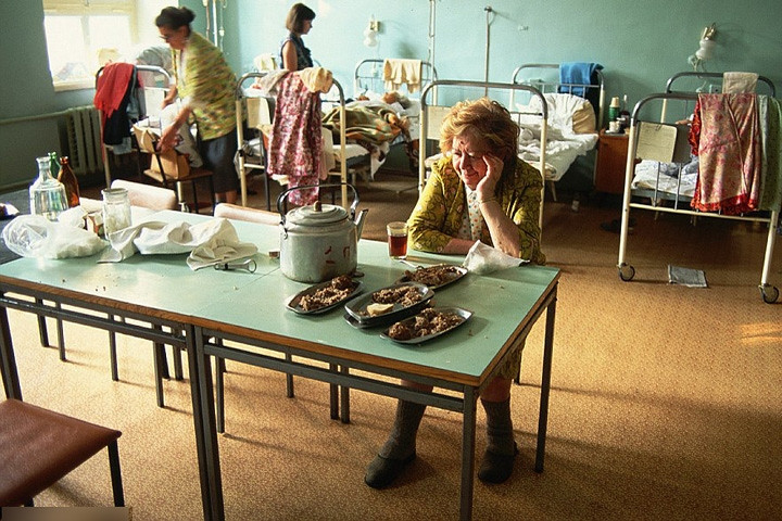 Bên trong một phòng bệnh nhân của một bệnh viện xuống cấp ở Moscow vào tháng 7/1991.