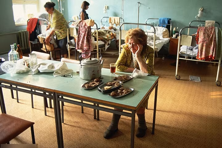 Bên trong một phòng bệnh nhân của một bệnh viện xuống cấp ở Moscow vào tháng 7/1991.