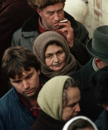 Dòng người đợi chờ để lấy bánh mì ở Moscow.