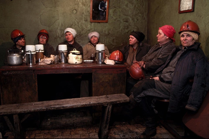 Các nữ công nhân mỏ ở Novokuznetsk trong giờ giải lao. Không một nụ cười trên môi.