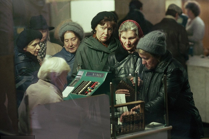 Quầy thu ngân tại một cửa hàng ở Moscow vào năm 1991, khi Liên Xô cận kề sự tan rã hoàn toàn.